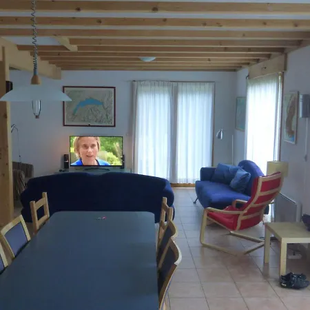 Spacious Near The Area בקתה